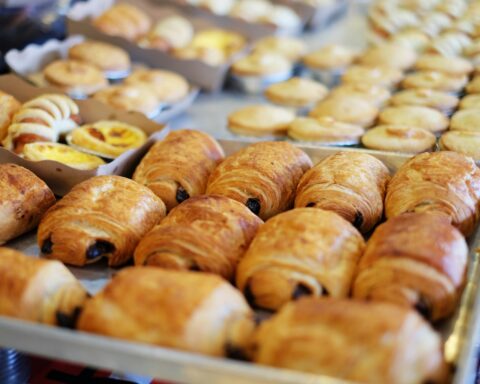 close up photography of baked treats on tray