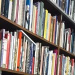 Bücher in einem Regal