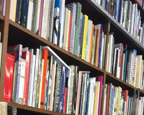 Bücher in einem Regal