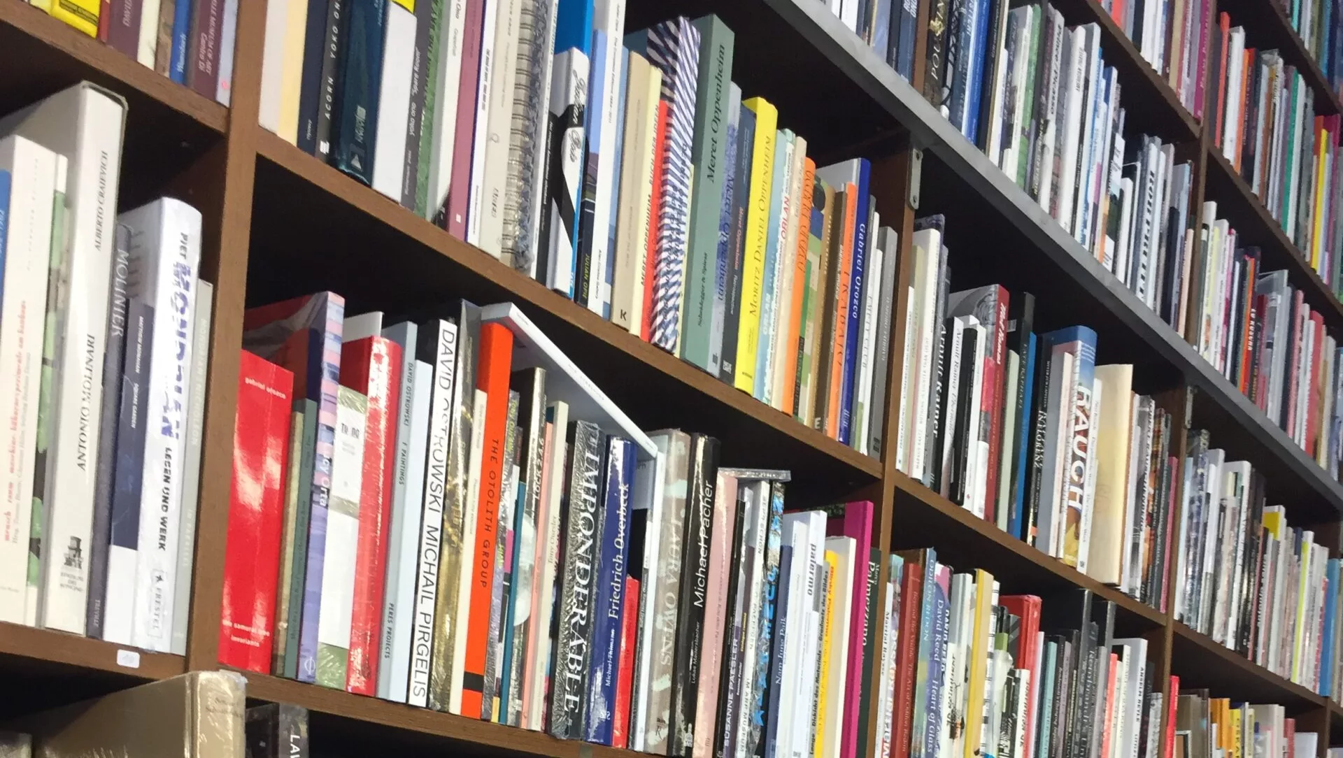 Bücher in einem Regal