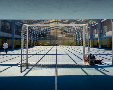 white and blue basketball hoop