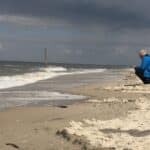 Eine Person sucht am Strand