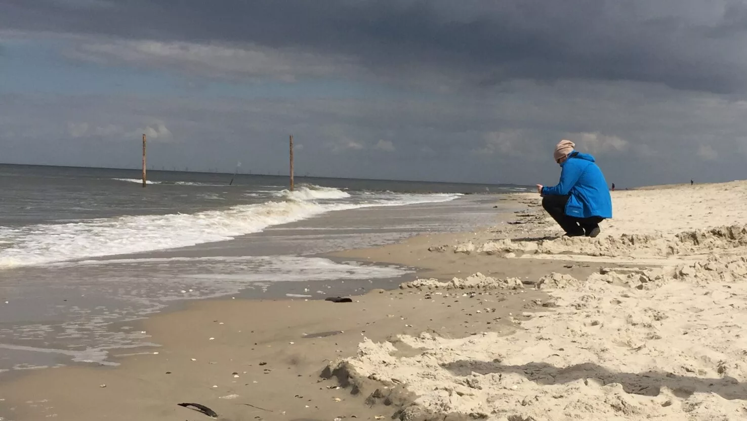 Eine Person sucht am Strand