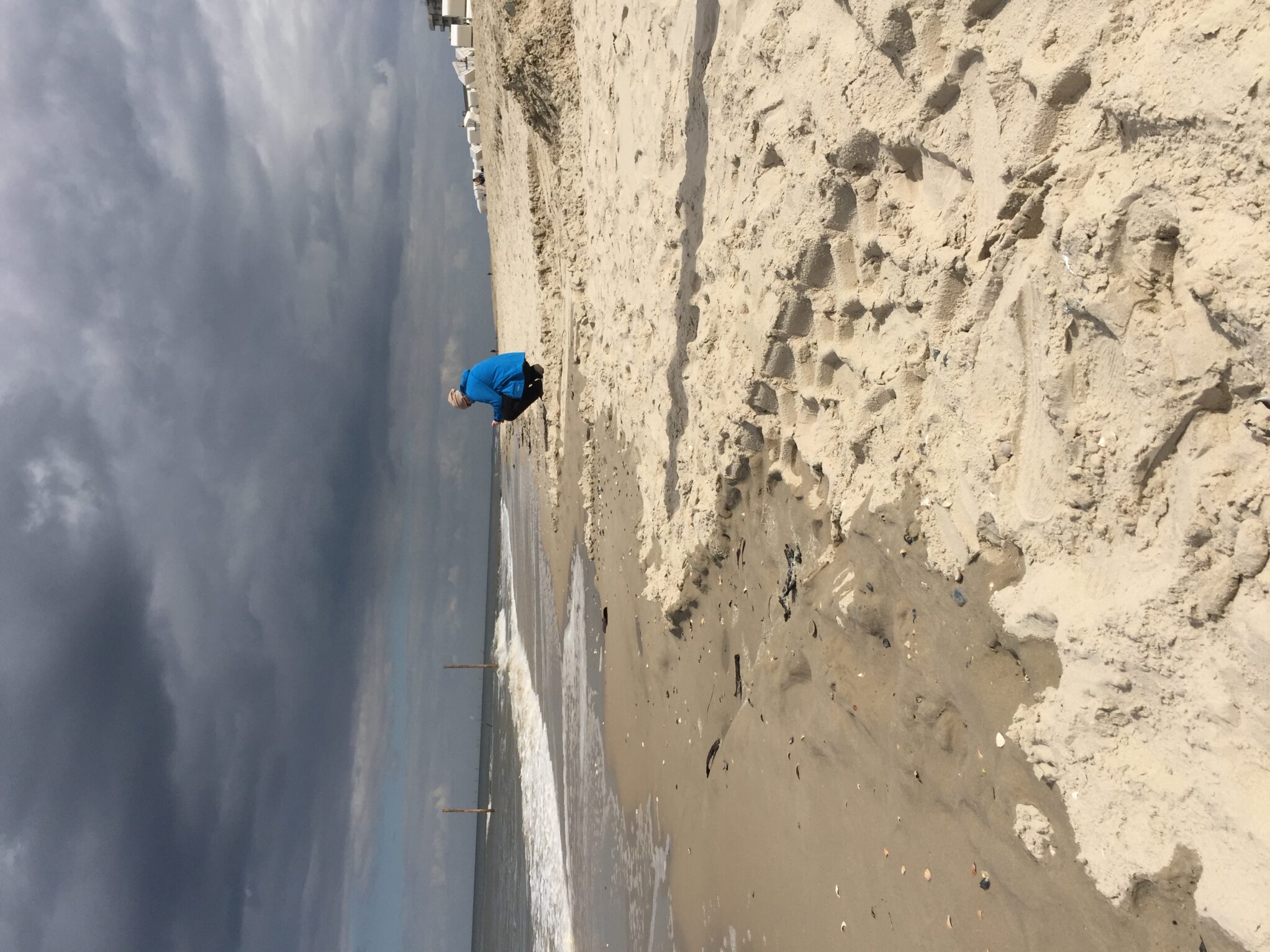 Eine Person sucht am Strand